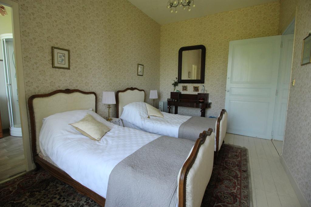 Bed and Breakfast Manoir Angle à Blanzay-sur-Boutonne Chambre photo