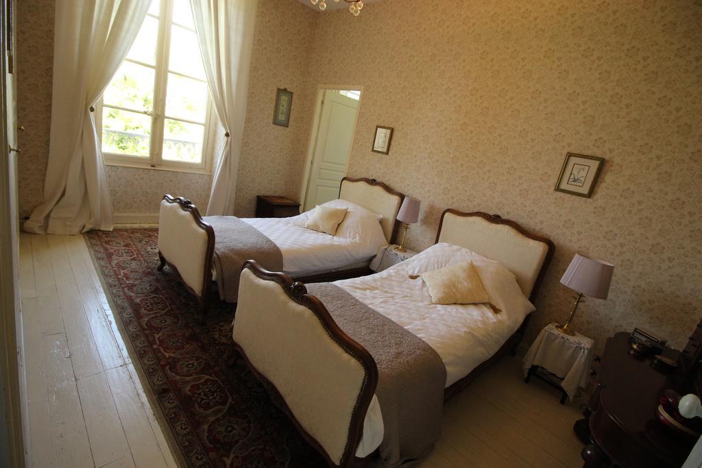 Bed and Breakfast Manoir Angle à Blanzay-sur-Boutonne Chambre photo